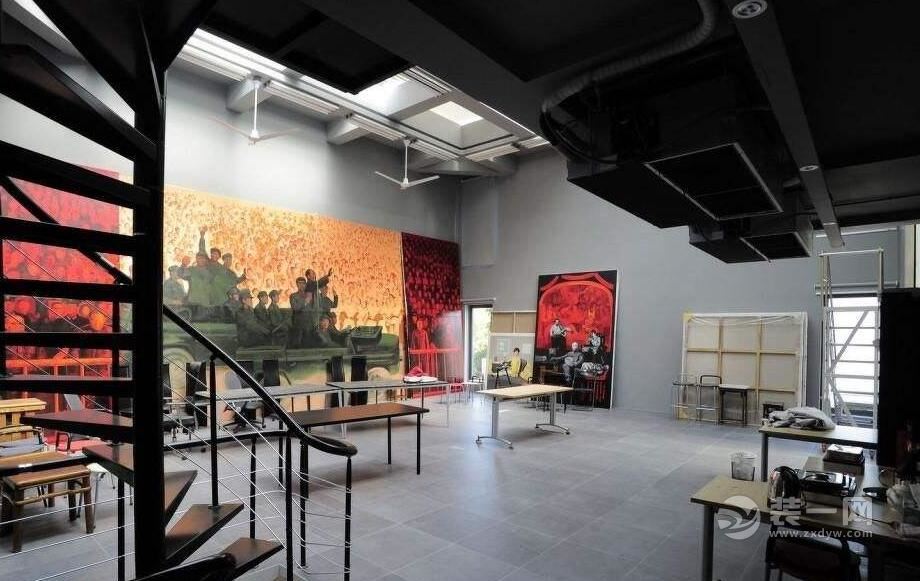 重庆男子为求婚打造幽灵古堡 创意画室装修效