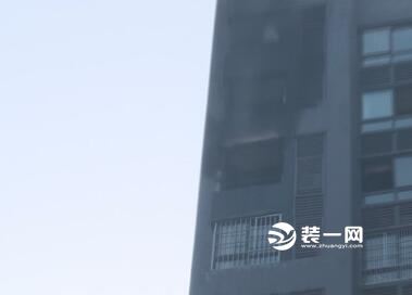 重庆某小区火灾案例 墙壁被熏黑屋内装修全烧