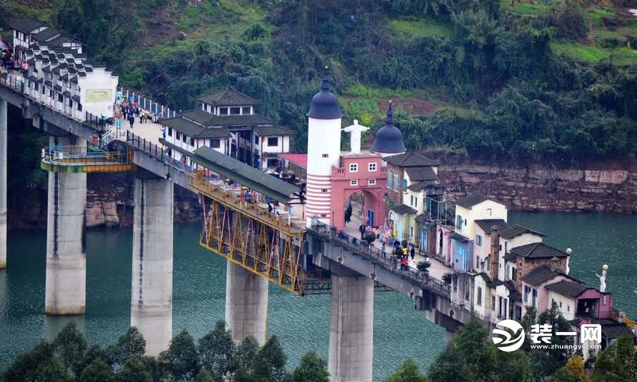 重庆400米桥上建起房屋商铺 中西混搭装修很新